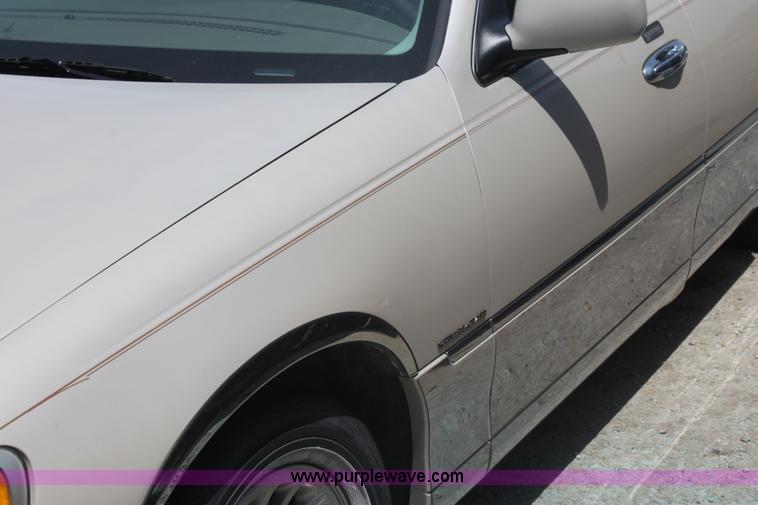 image for item I7363 2000 Lincoln Town Car Cartier Diamond Edition