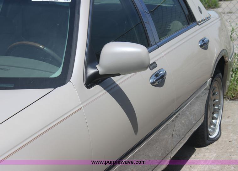 image for item I7363 2000 Lincoln Town Car Cartier Diamond Edition