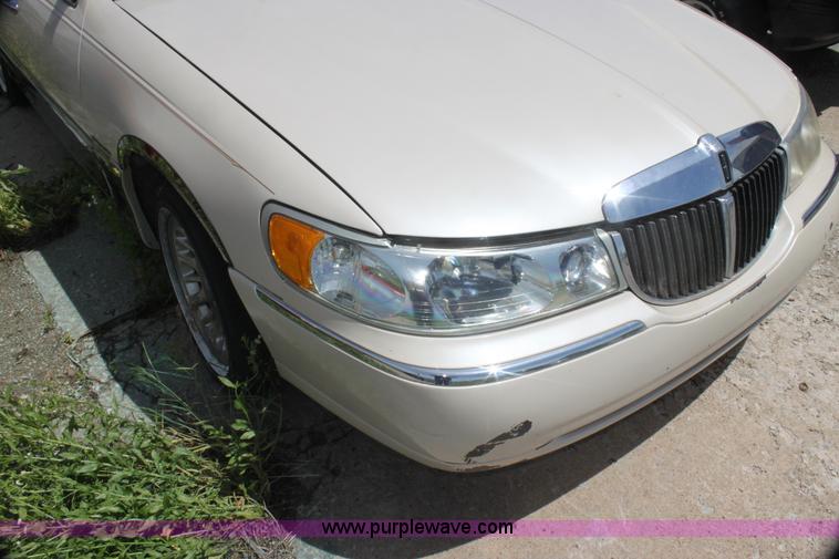 image for item I7363 2000 Lincoln Town Car Cartier Diamond Edition