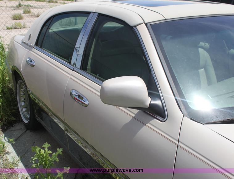 image for item I7363 2000 Lincoln Town Car Cartier Diamond Edition