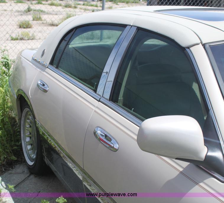 image for item I7363 2000 Lincoln Town Car Cartier Diamond Edition