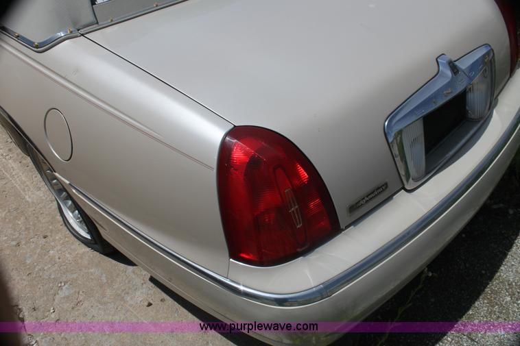 image for item I7363 2000 Lincoln Town Car Cartier Diamond Edition