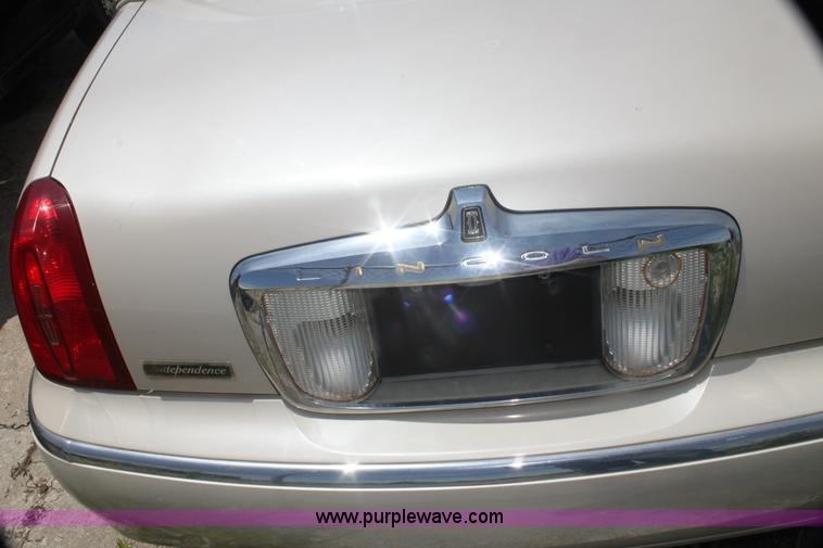 image for item I7363 2000 Lincoln Town Car Cartier Diamond Edition