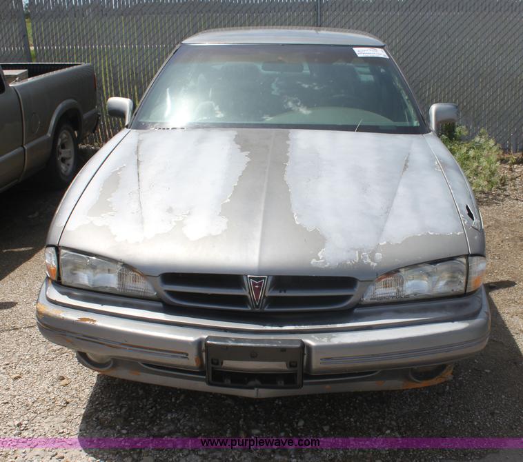 image for item I7369 1992 Pontiac Bonneville SE