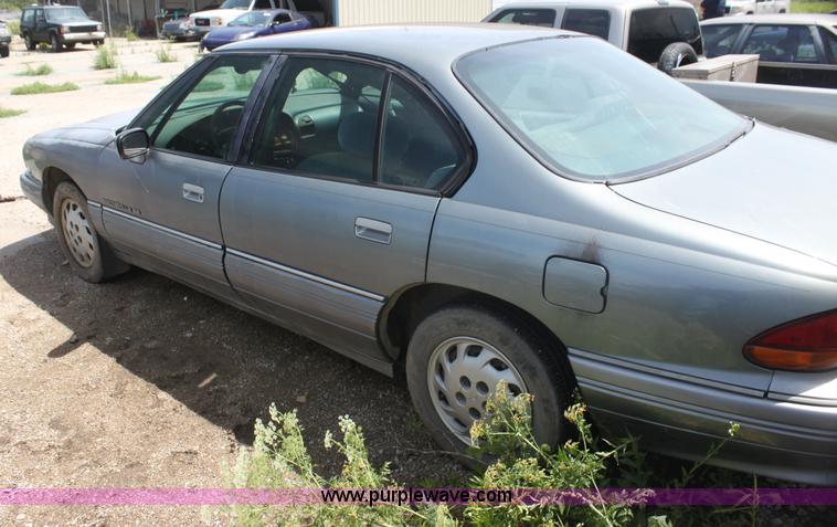image for item I7369 1992 Pontiac Bonneville SE