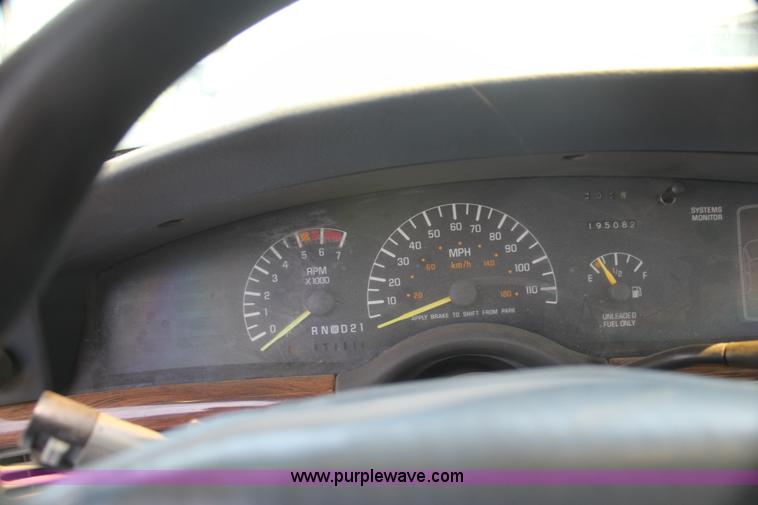 image for item I7369 1992 Pontiac Bonneville SE