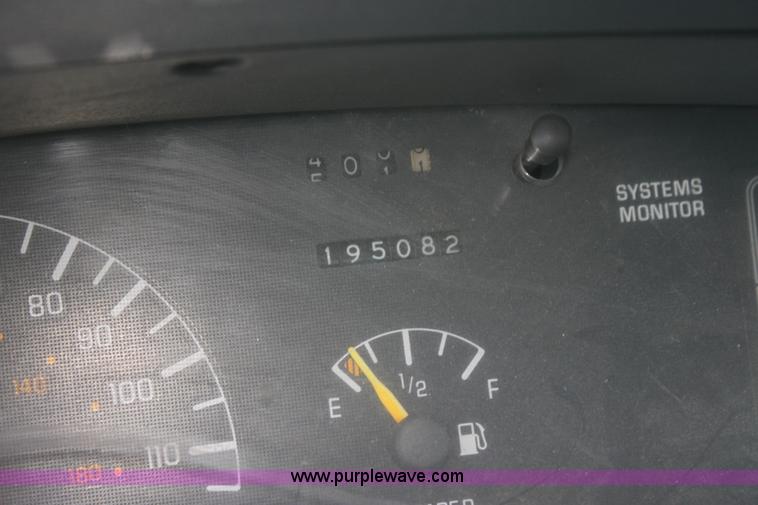 image for item I7369 1992 Pontiac Bonneville SE