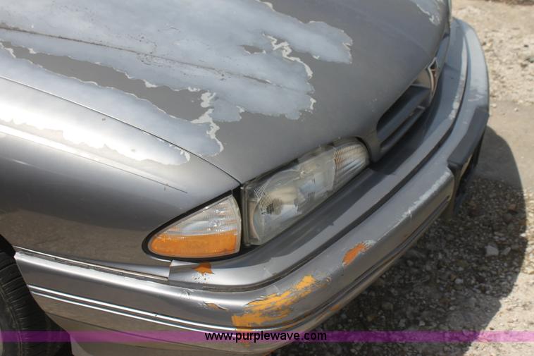 image for item I7369 1992 Pontiac Bonneville SE