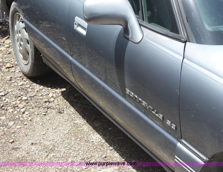 image for item I7369 1992 Pontiac Bonneville SE