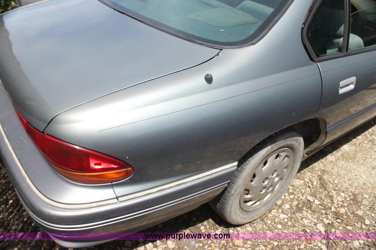 image for item I7369 1992 Pontiac Bonneville SE