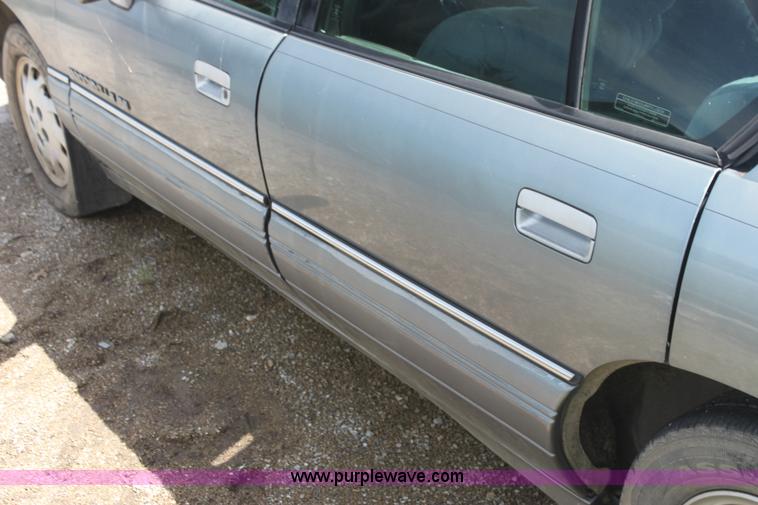 image for item I7369 1992 Pontiac Bonneville SE