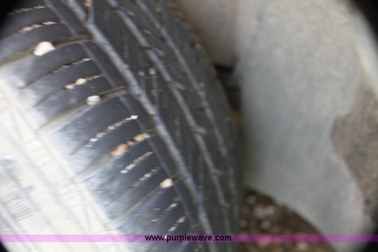 image for item I7369 1992 Pontiac Bonneville SE