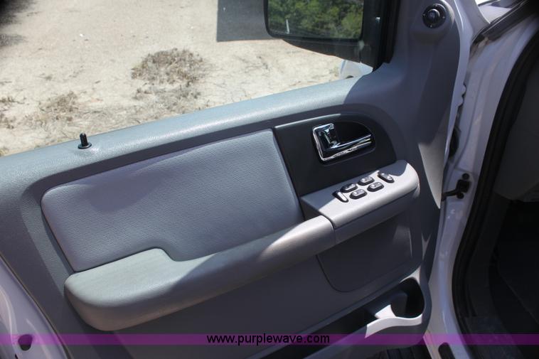 image for item I7403 2005 Ford Expedition SUV
