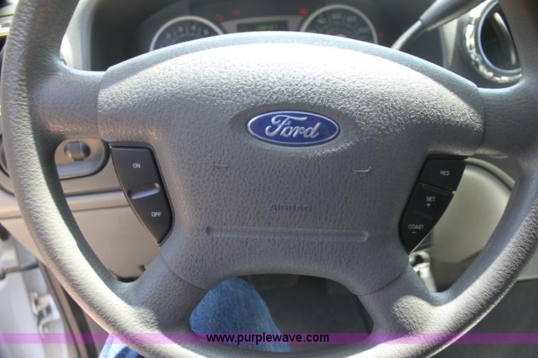 image for item I7403 2005 Ford Expedition SUV