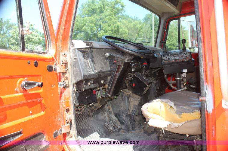 image for item I7404 1997 International 4900 dump truck