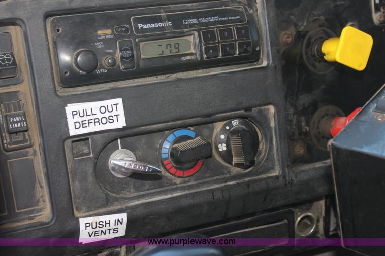 image for item I7404 1997 International 4900 dump truck