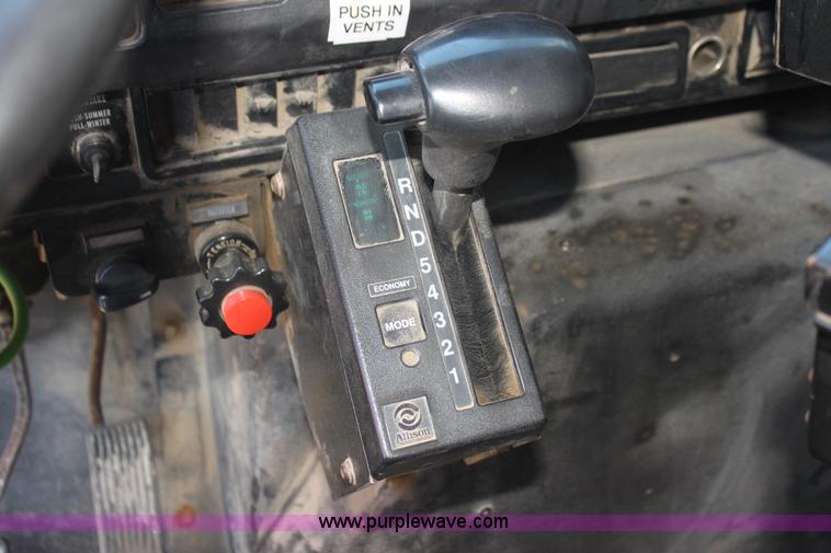 image for item I7404 1997 International 4900 dump truck