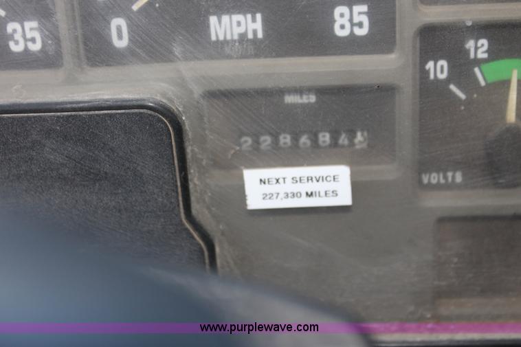 image for item I7404 1997 International 4900 dump truck