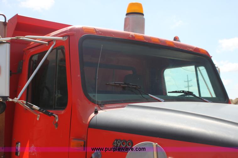 image for item I7404 1997 International 4900 dump truck