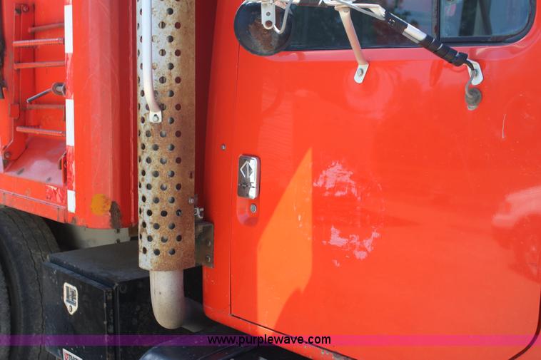 image for item I7404 1997 International 4900 dump truck