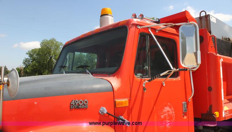image for item I7404 1997 International 4900 dump truck