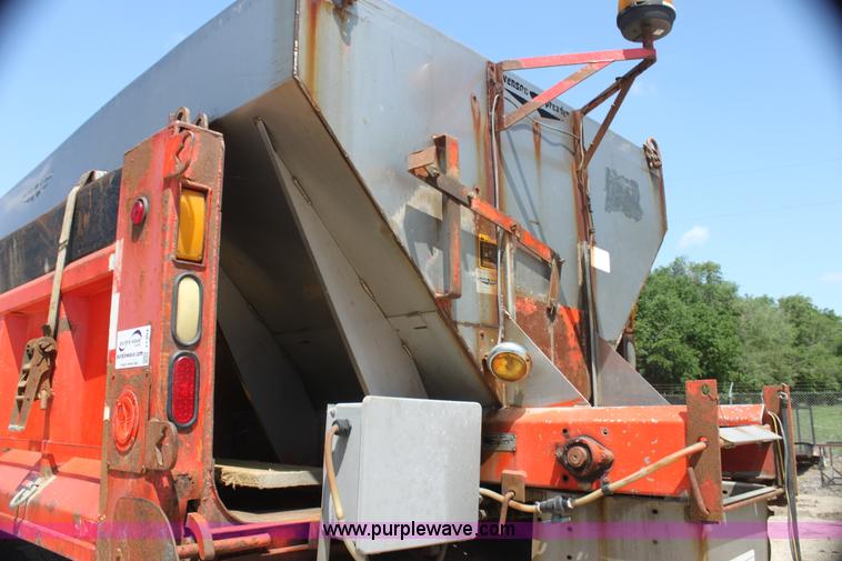 image for item I7404 1997 International 4900 dump truck