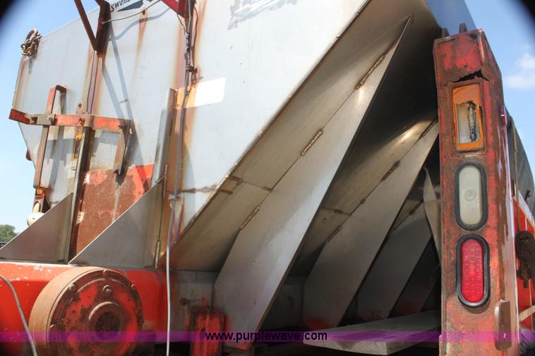 image for item I7404 1997 International 4900 dump truck