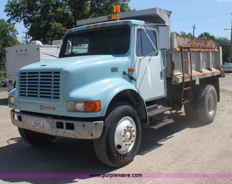 1995 International 4700 dump truck in Abilene, KS Item I7405 sold