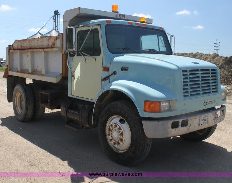 image for item I7405 1995 International 4700 dump truck