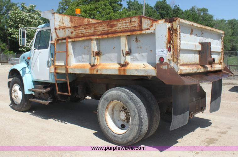 image for item I7405 1995 International 4700 dump truck