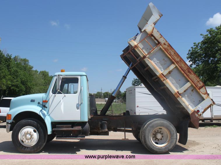 image for item I7405 1995 International 4700 dump truck