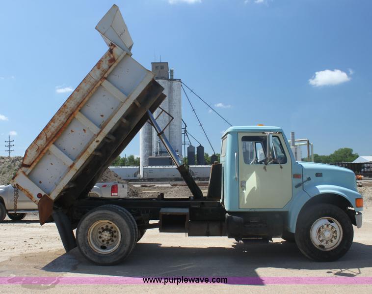 image for item I7405 1995 International 4700 dump truck