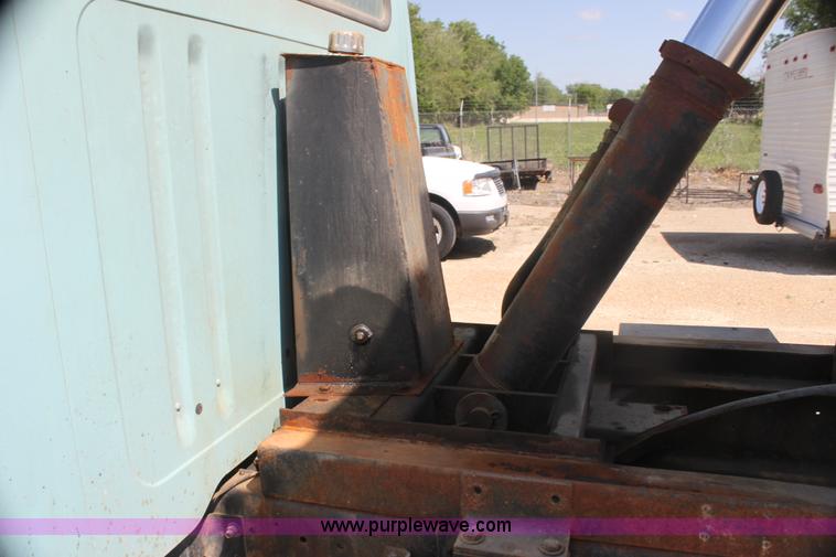 image for item I7405 1995 International 4700 dump truck