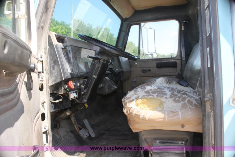image for item I7405 1995 International 4700 dump truck
