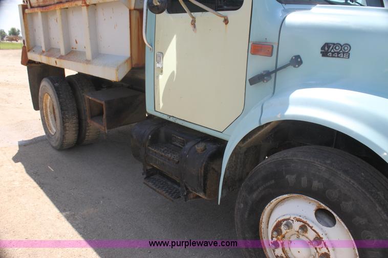 image for item I7405 1995 International 4700 dump truck