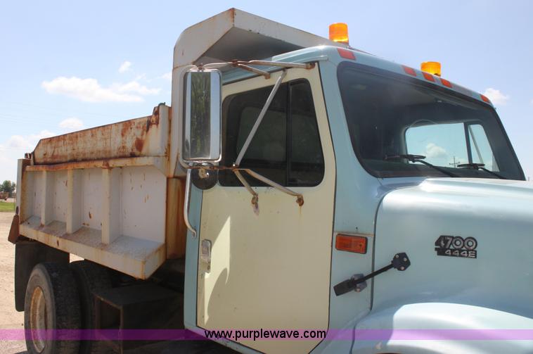 image for item I7405 1995 International 4700 dump truck