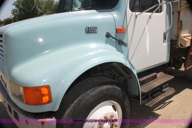 image for item I7405 1995 International 4700 dump truck