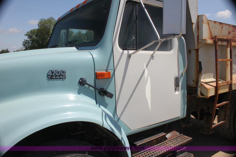 image for item I7405 1995 International 4700 dump truck