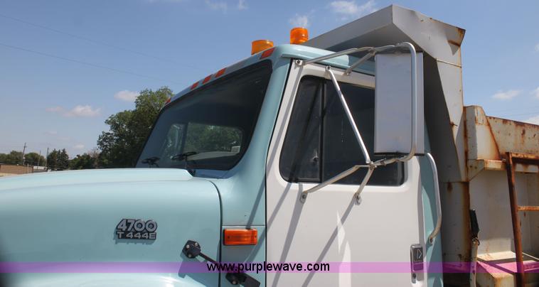 image for item I7405 1995 International 4700 dump truck