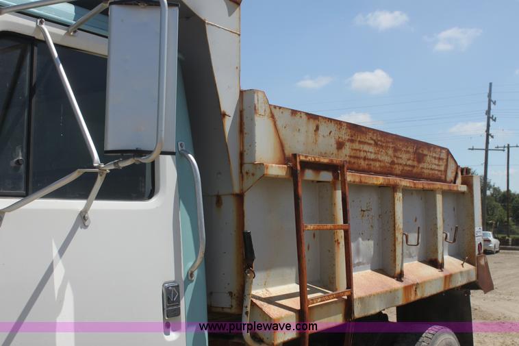 image for item I7405 1995 International 4700 dump truck