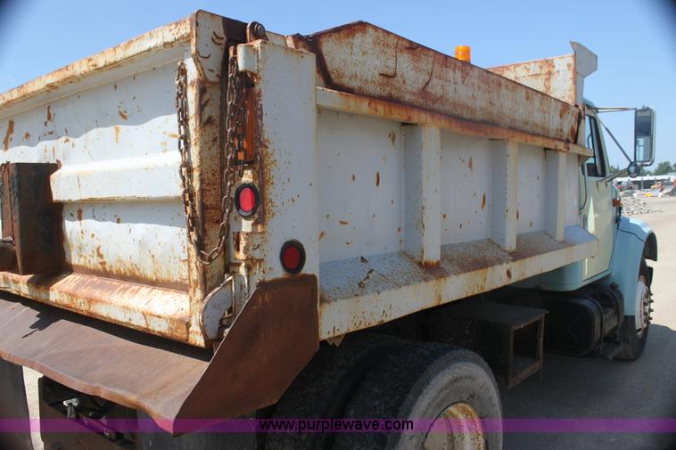 image for item I7405 1995 International 4700 dump truck