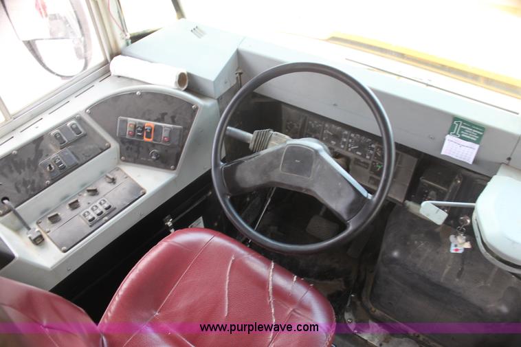 image for item I7406 2003 International 3800 school bus