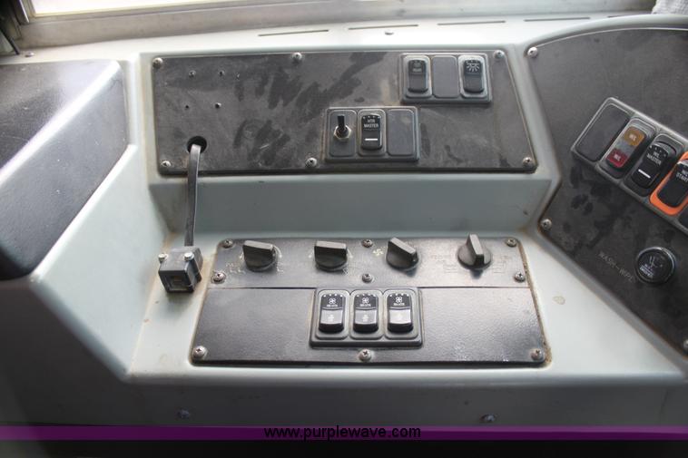 image for item I7406 2003 International 3800 school bus