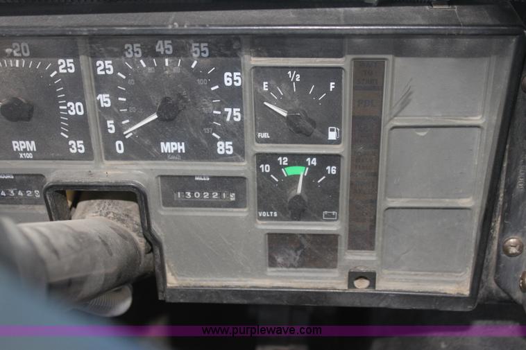 image for item I7406 2003 International 3800 school bus