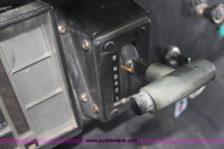 image for item I7406 2003 International 3800 school bus