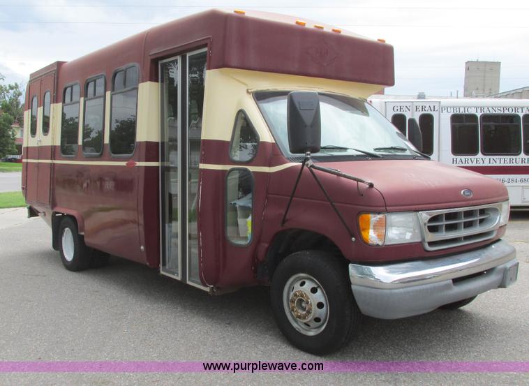image for item I9588 2002 Ford Econoline E450 2200 VIP bus