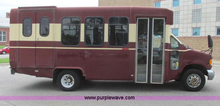 image for item I9588 2002 Ford Econoline E450 2200 VIP bus
