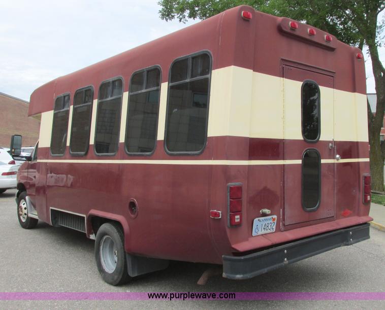 image for item I9588 2002 Ford Econoline E450 2200 VIP bus