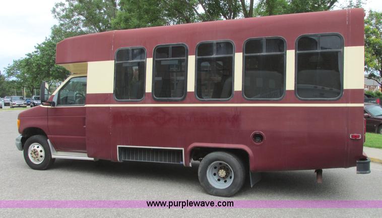 image for item I9588 2002 Ford Econoline E450 2200 VIP bus