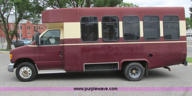 image for item I9588 2002 Ford Econoline E450 2200 VIP bus